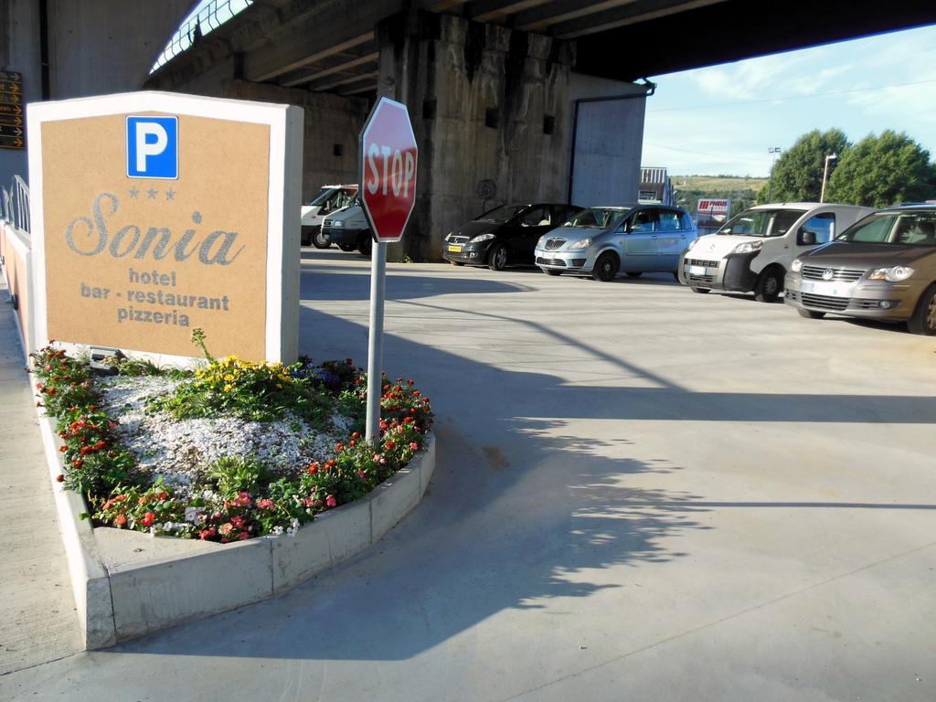 Hotel Sonia Aquilinia Buitenkant foto